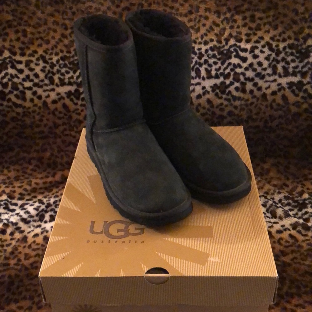 UGG classic short black (model 5825)